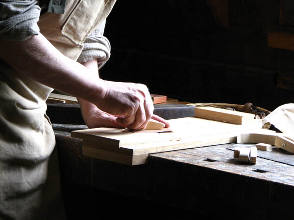 Nacemos de la influencia y formación  heredada en el sector de la <strong>carpintería de madera y ebanistería  en Roda de Barà.</strong>